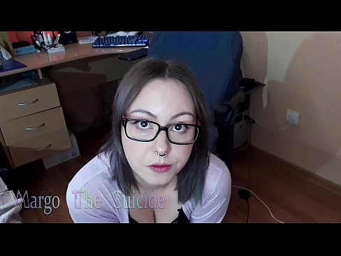 ❤️ 戴眼鏡的性感女孩在鏡頭前深吸假陽具 ❤️ 色情 在我們
