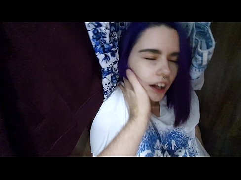 ❤️ 在壁櫥裡找到我姐姐並幫她射精 ❤️ 色情 在我們